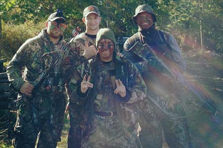 Groupe de chasseurs en habit de camouflage